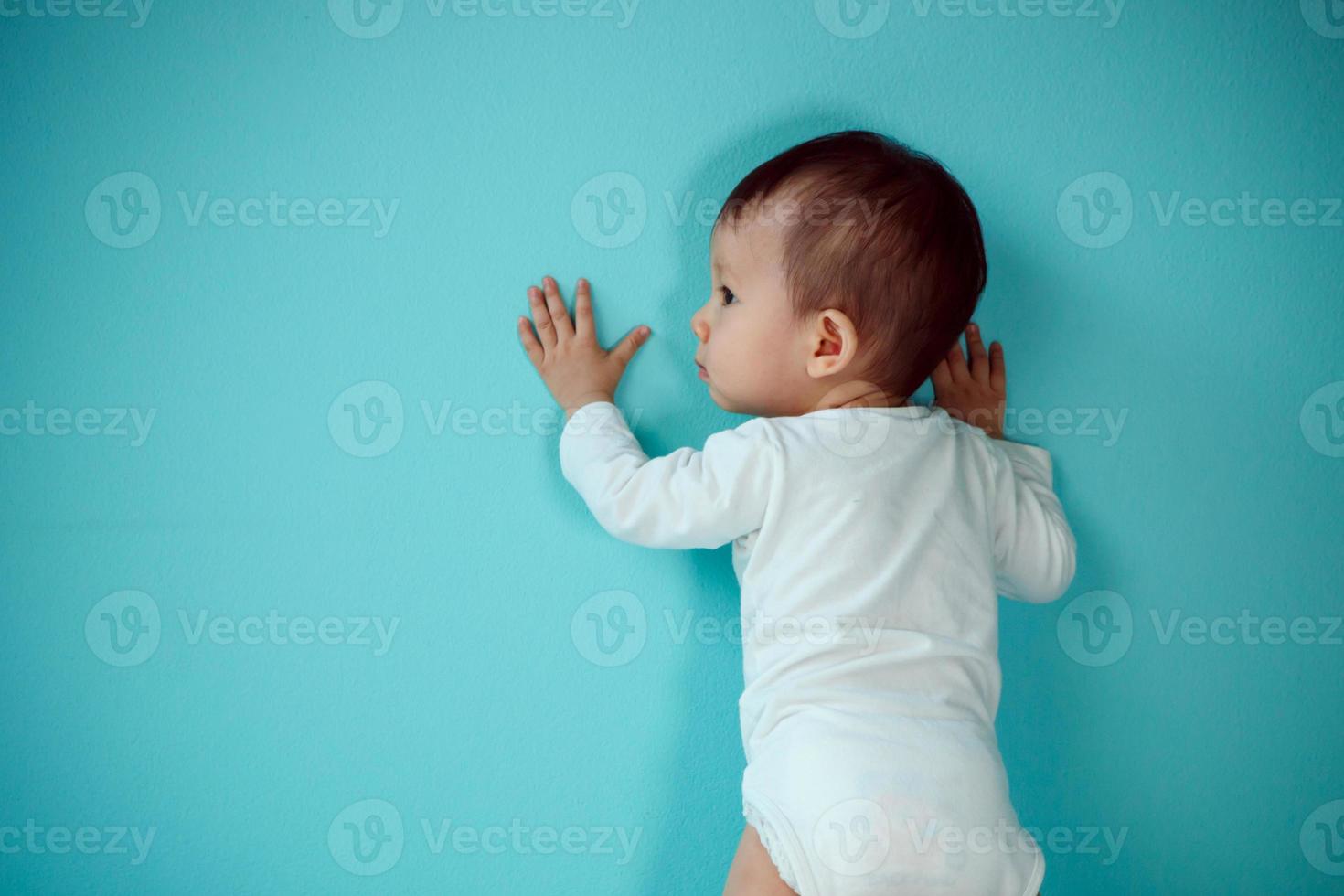 Aziatisch baby meisje lachend, studio schot foto