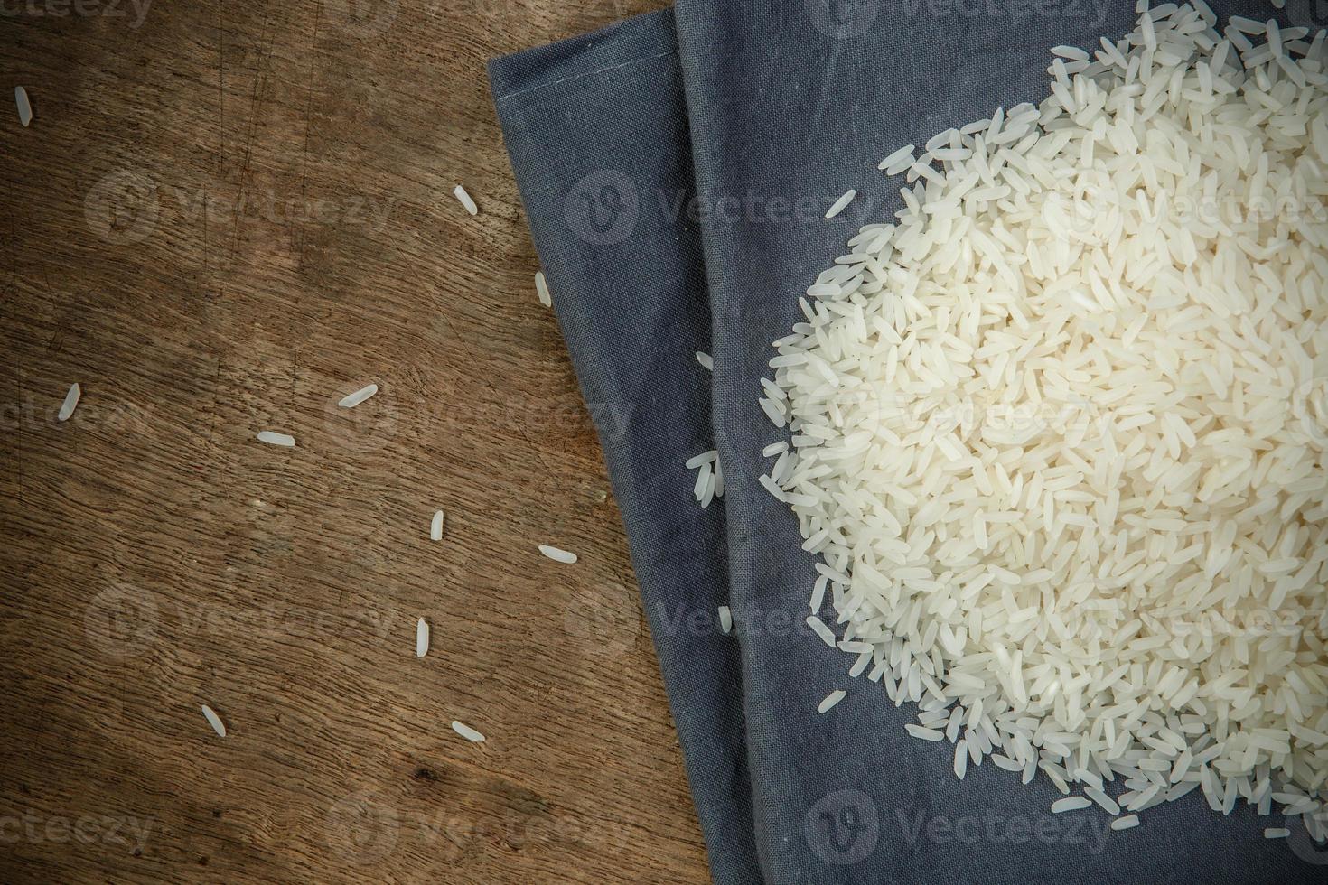 wit rijst- granen met houten lepel Aan houten tafel - zacht focus foto