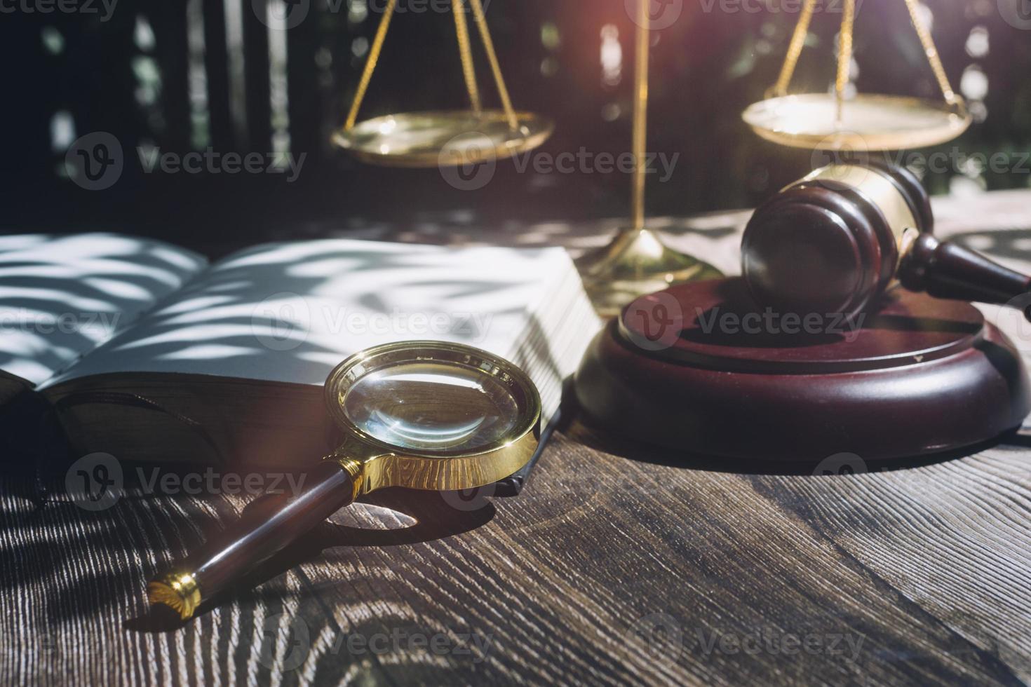 zaken en advocaten bespreken contractpapieren met koperen schaal op bureau in kantoor. wet, juridische diensten, advies, rechtvaardigheid en wet concept foto met film grain effect