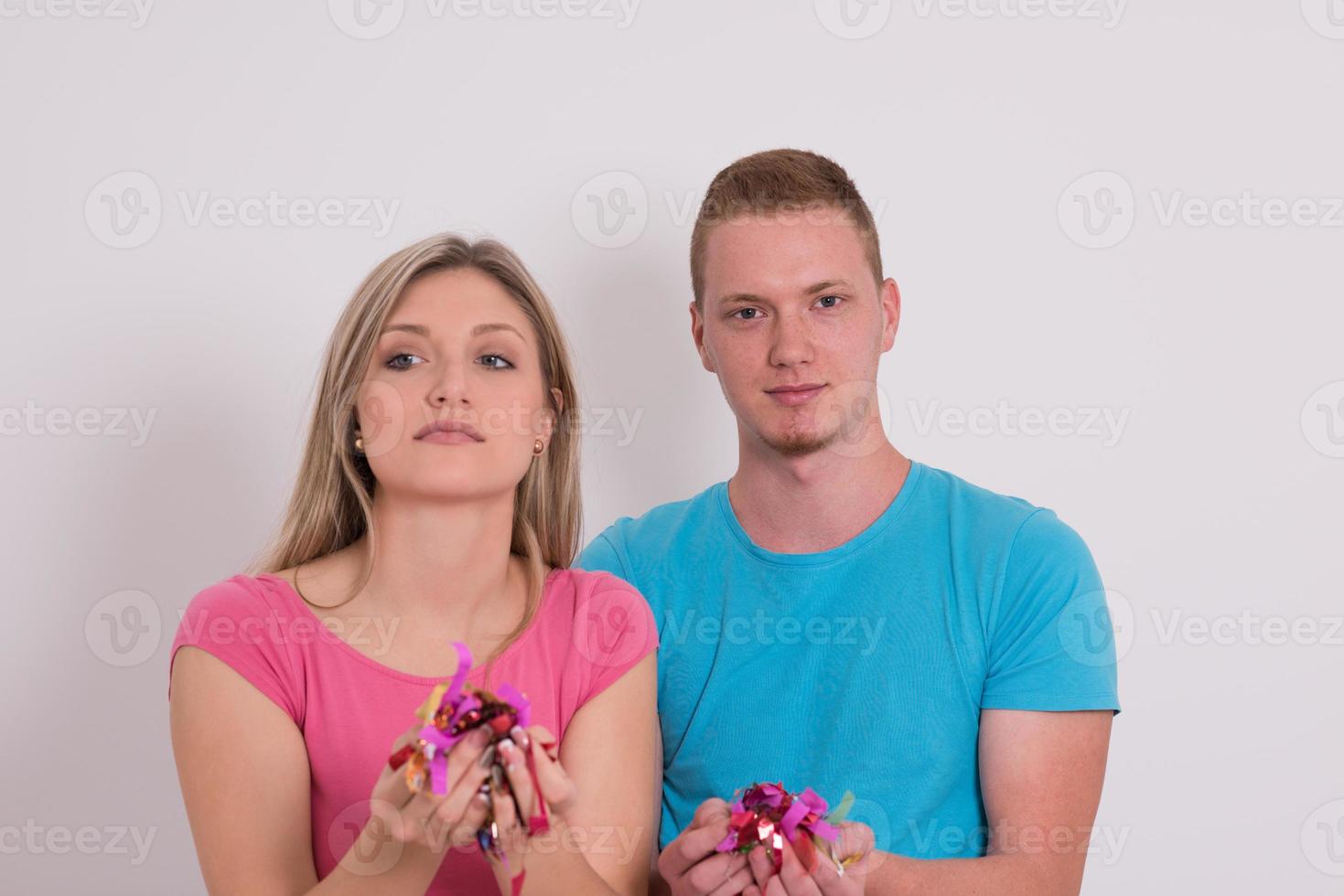 romantisch jong paar vieren partij met confetti foto