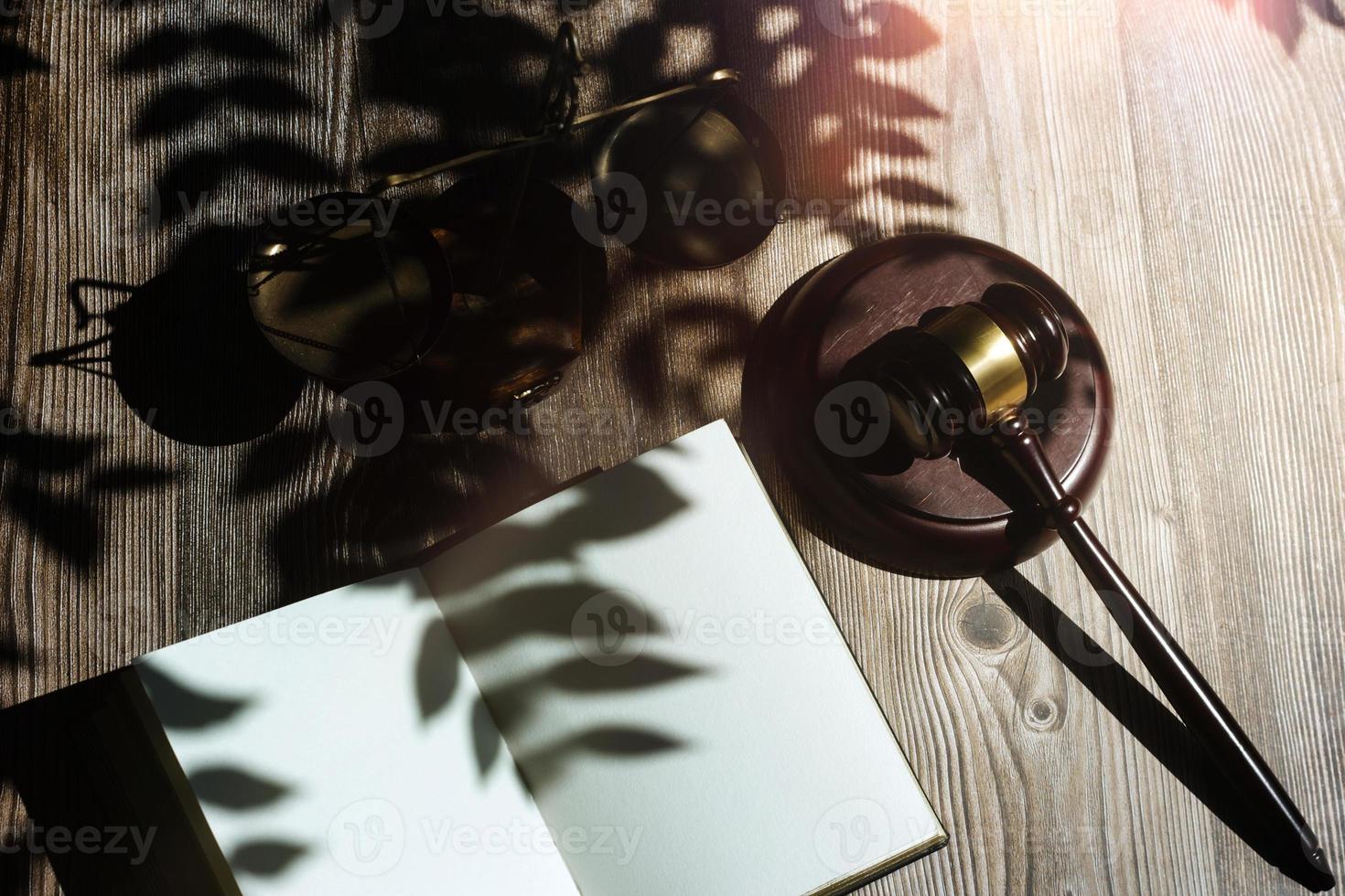 zaken en advocaten bespreken contractpapieren met koperen schaal op bureau in kantoor. wet, juridische diensten, advies, rechtvaardigheid en wet concept foto met film grain effect