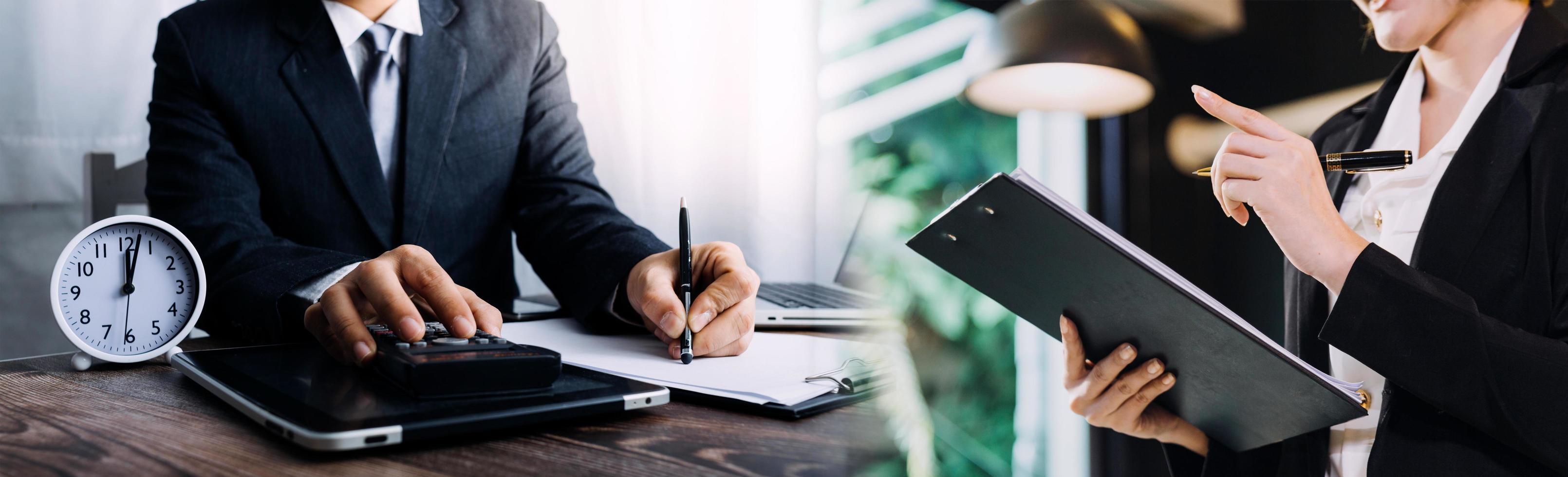 startende kleine ondernemer of freelance aziatische vrouw met behulp van een laptop met doos, jonge succes aziatische vrouw met haar hand omhoog, online marketing verpakkingsdoos en levering, mkb-concept. foto