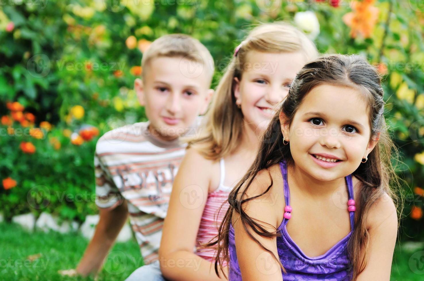 gelukkig kinderen buitenshuis foto