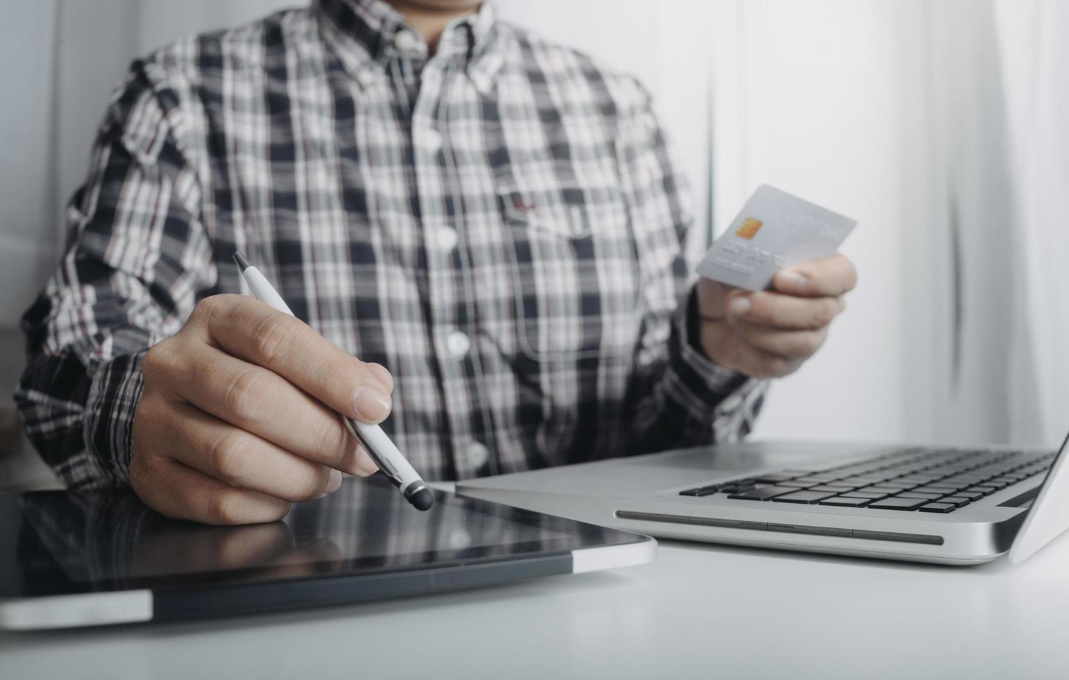 technologie, mensen en online boodschappen doen concept - gelukkig glimlachen Mens met tablet pc computer en credit kaart Bij huis foto