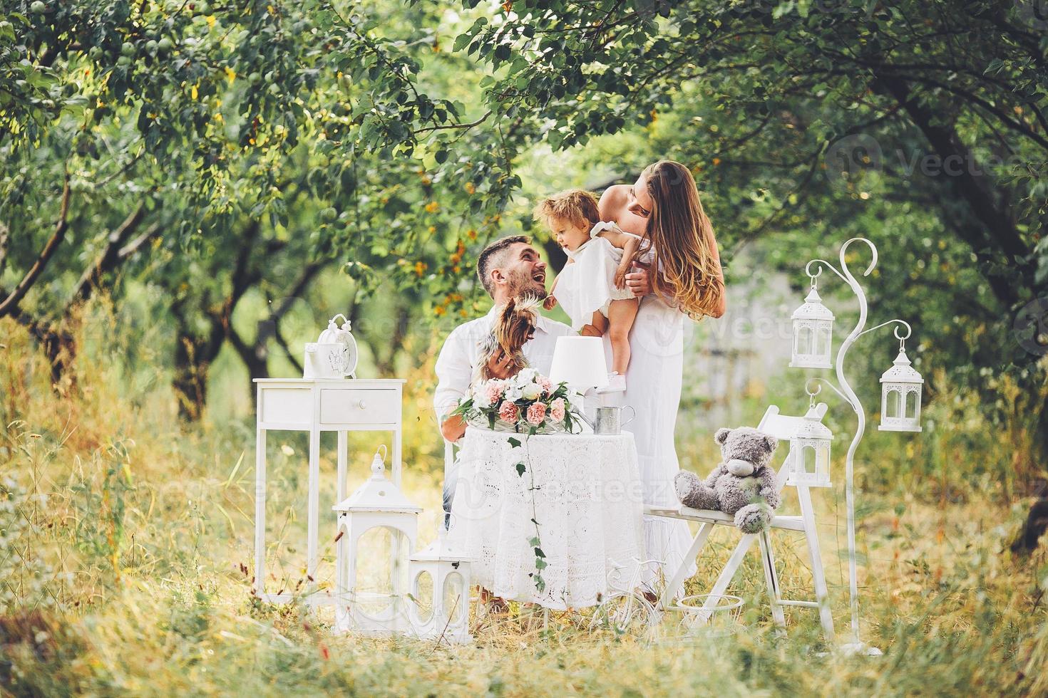 jong familie met kind Bij een picknick foto