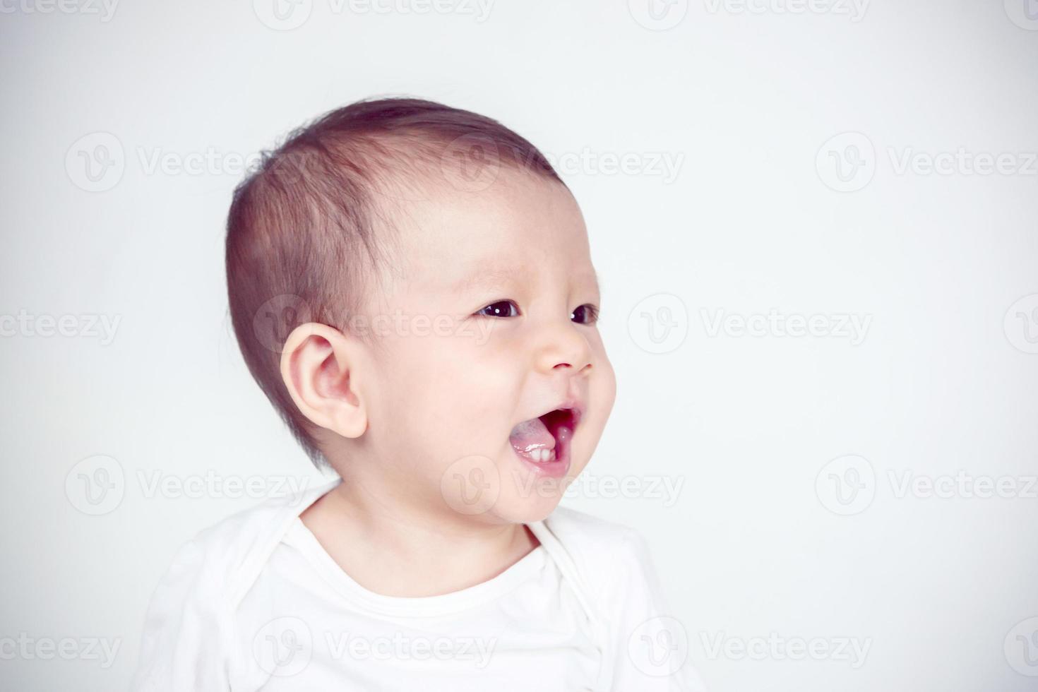 Aziatisch baby meisje lachend, studio schot foto