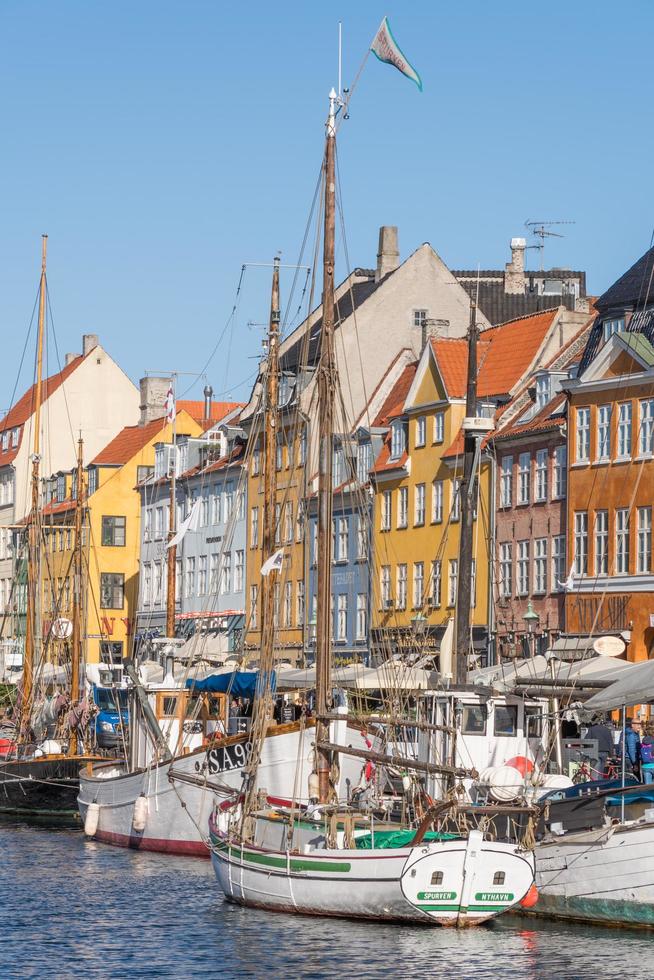 visvangst boten en een kleurrijk rij van oud gebouwen in nyhavn. Kopenhagen, Denemarken. foto