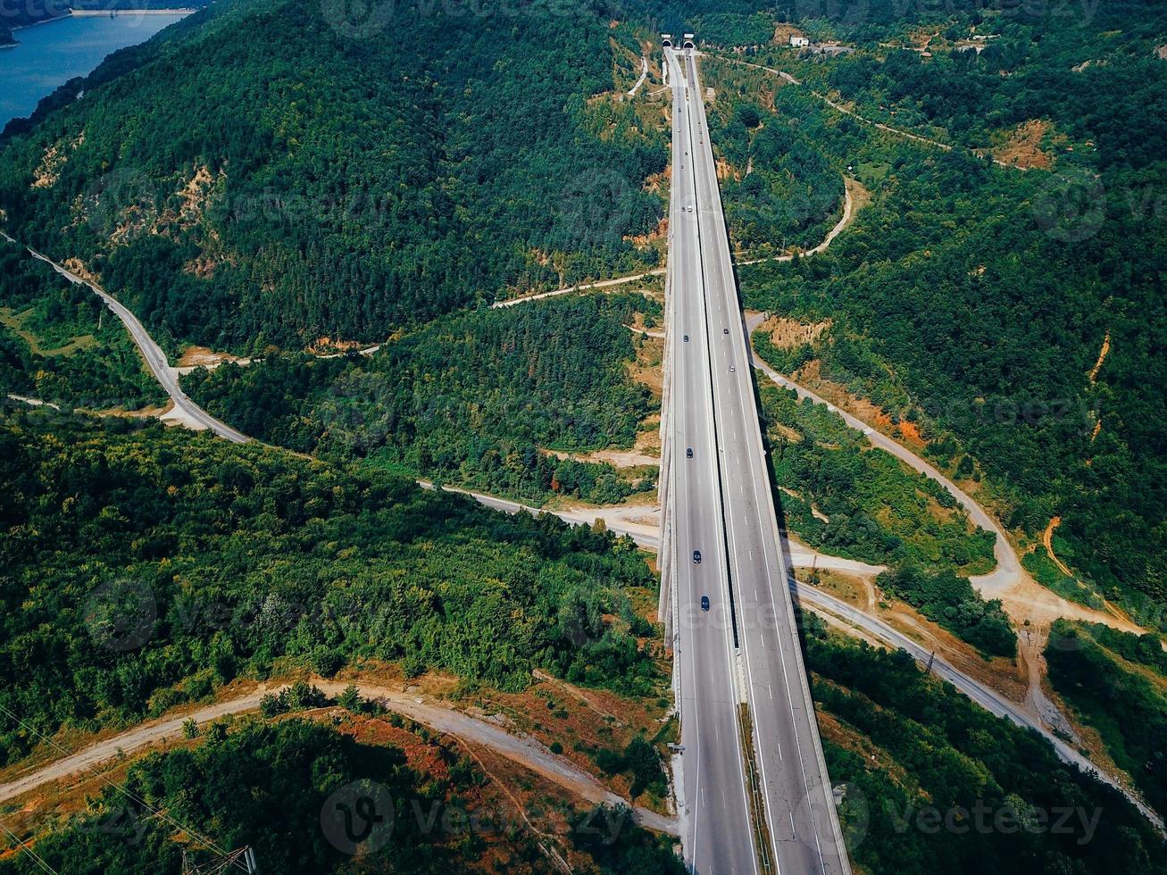 antenne visie van de weg in de bergen foto