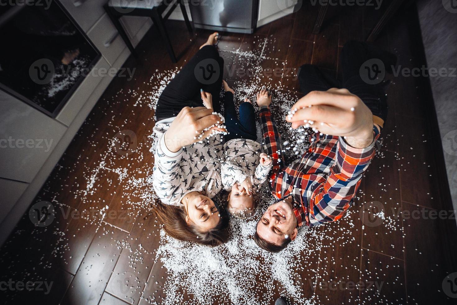 gelukkig familie spelen samen Aan de verdieping foto