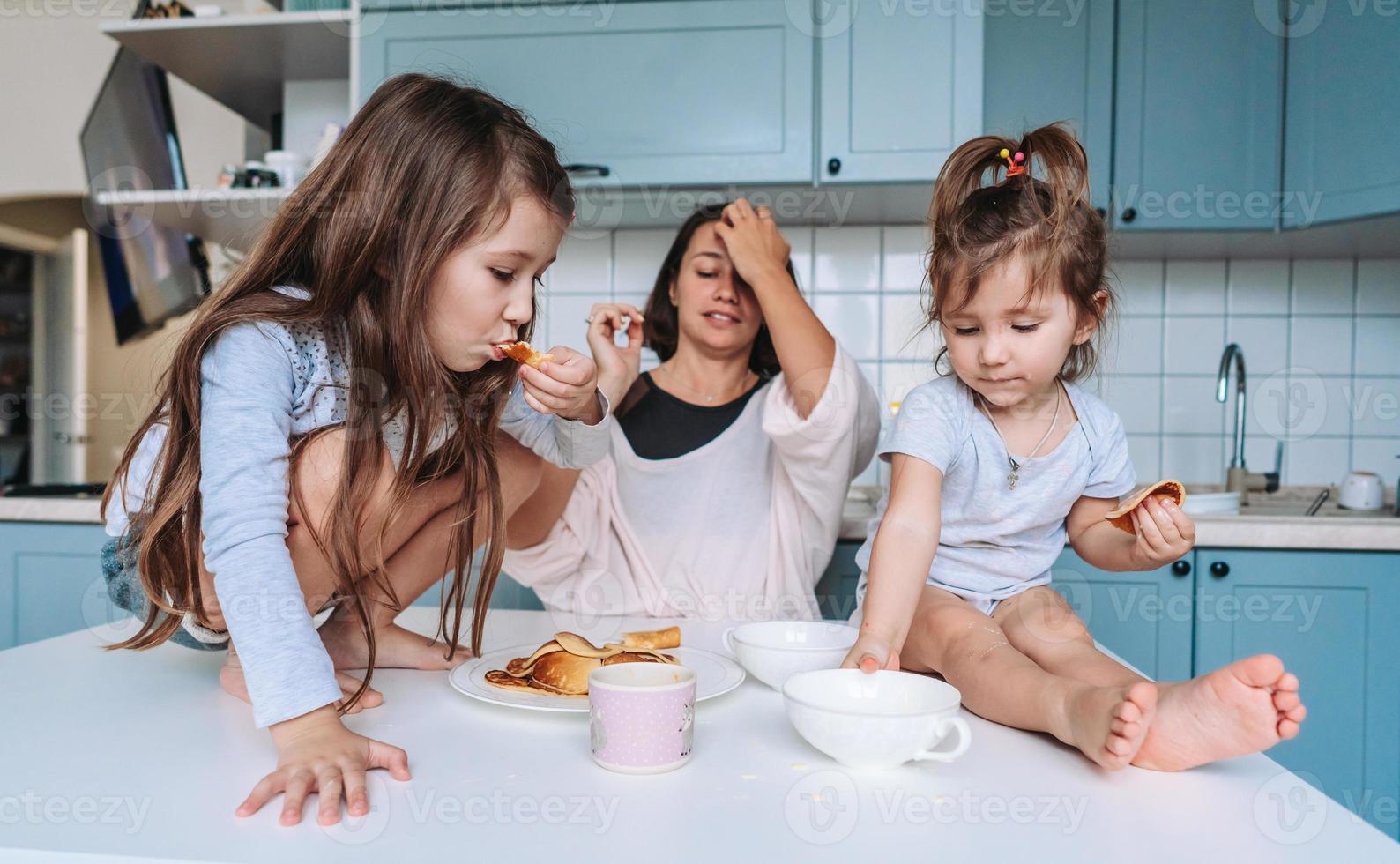 mam en twee dochters eten pannekoeken foto