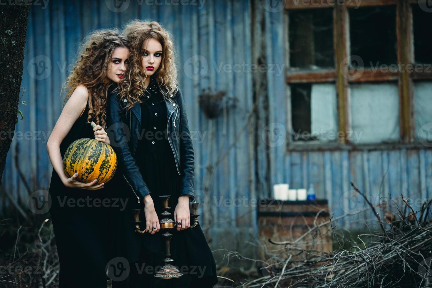 twee vintage vrouwen als heksen foto