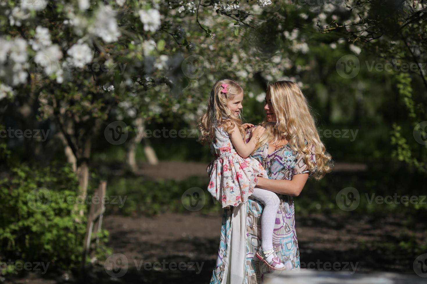moeder en dochter in de tuin foto