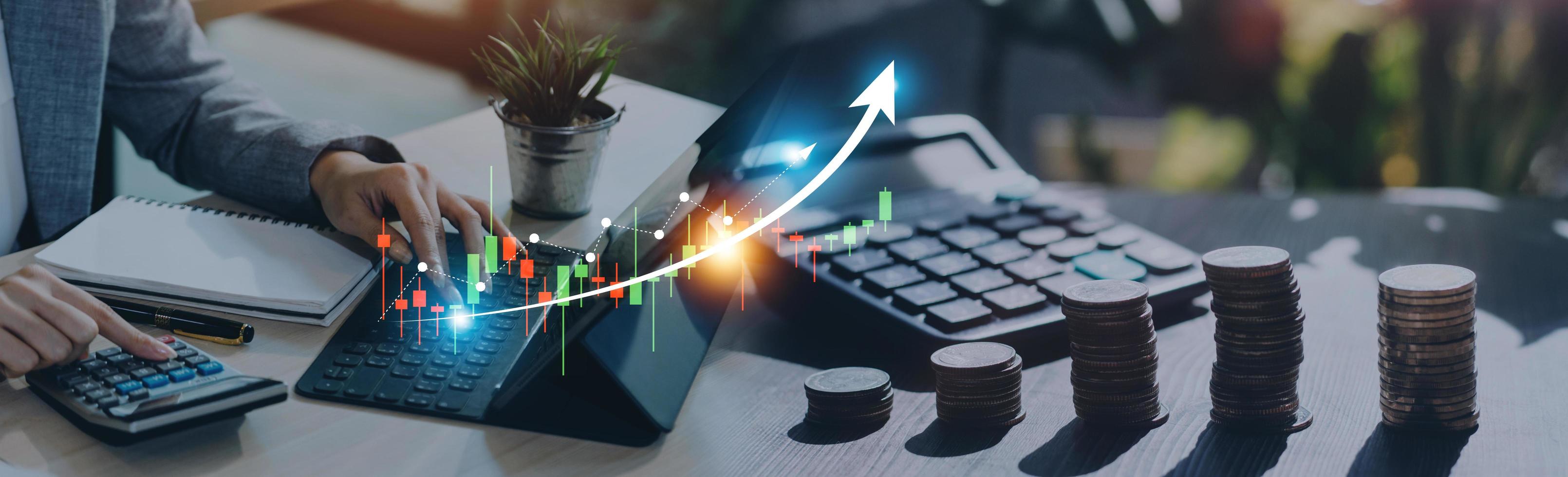 zakelijke financieringstechnologie en investeringshandel handelaar investeerder. beursbeleggingsfondsen en digitale activa. zakenman die forex trading grafiek financiële gegevens analyseert. foto