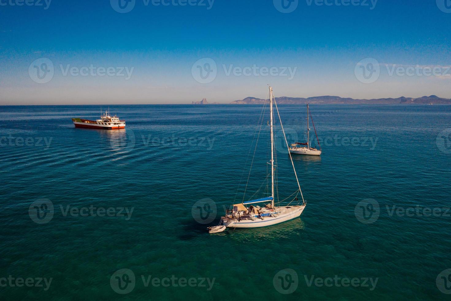 verbazingwekkend visie naar jacht het zeilen in Open zee Bij winderig dag. foto