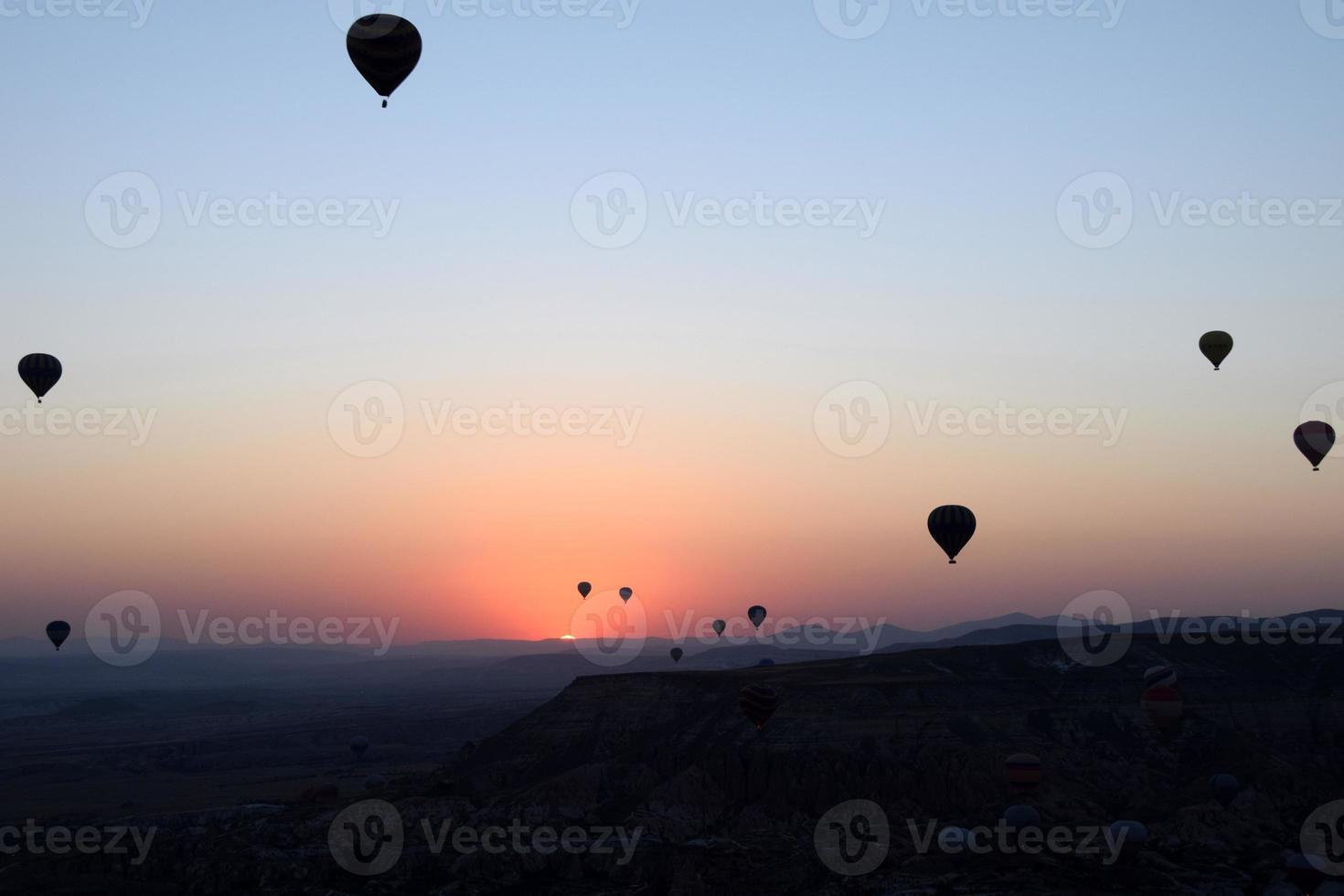 ballon vliegt over Cappadocië, Turkije bij zonsopgang foto