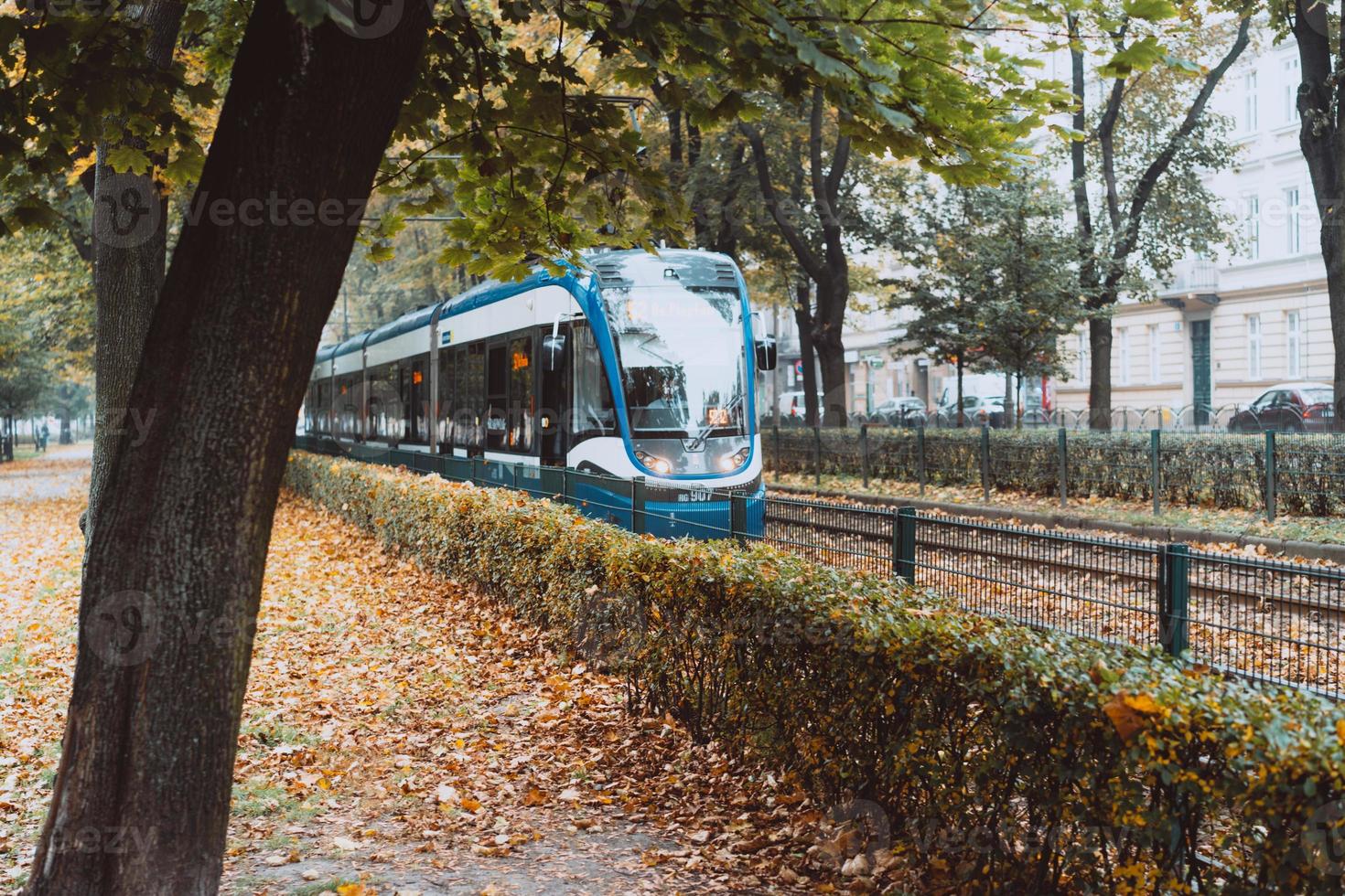 blauw stad trams in de herfst stad. foto
