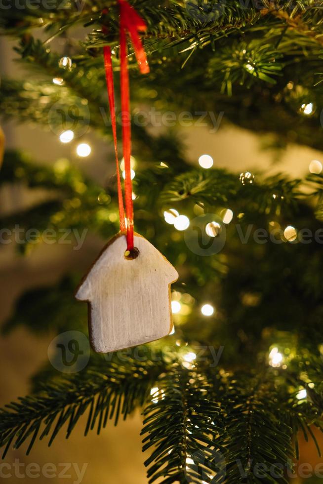 Kerstmis boom versierd met peperkoek koekjes en slinger foto