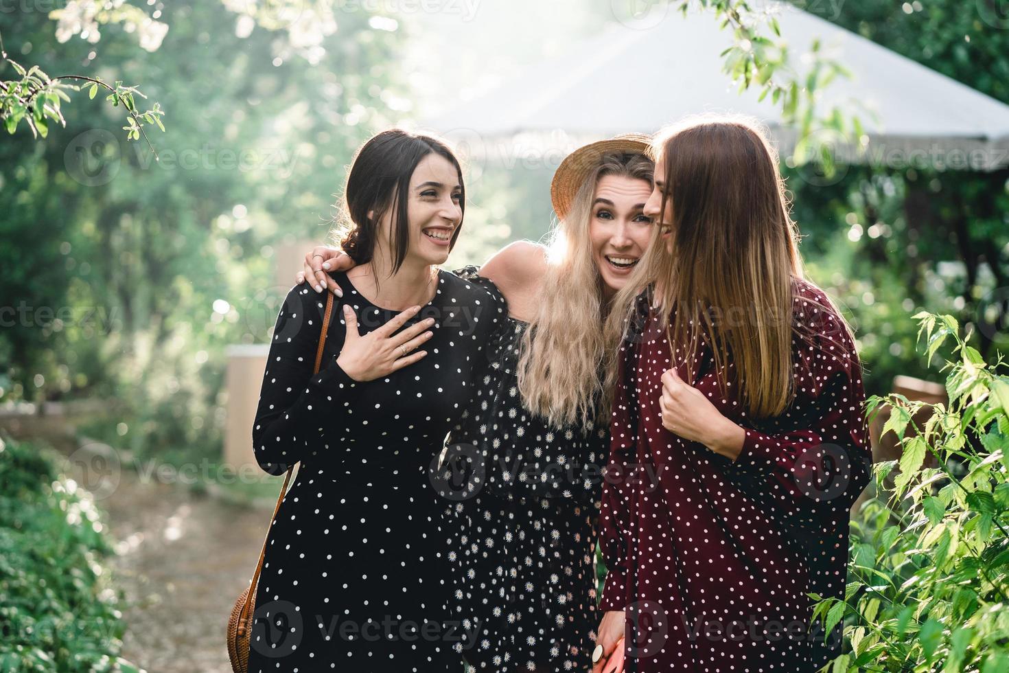 drie meisjes zijn gefotografeerd Aan camera foto