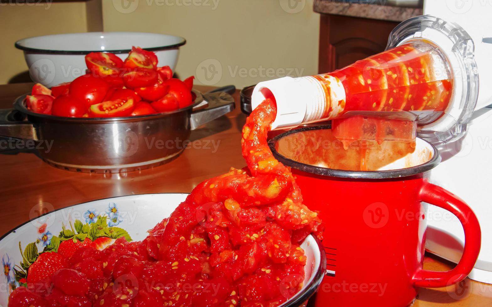 een vrouw bereidt zich voor vers gezond sap van tomaten. sapcentrifuge Bij werk. eetpatroon concept voor een gezond levensstijl. foto