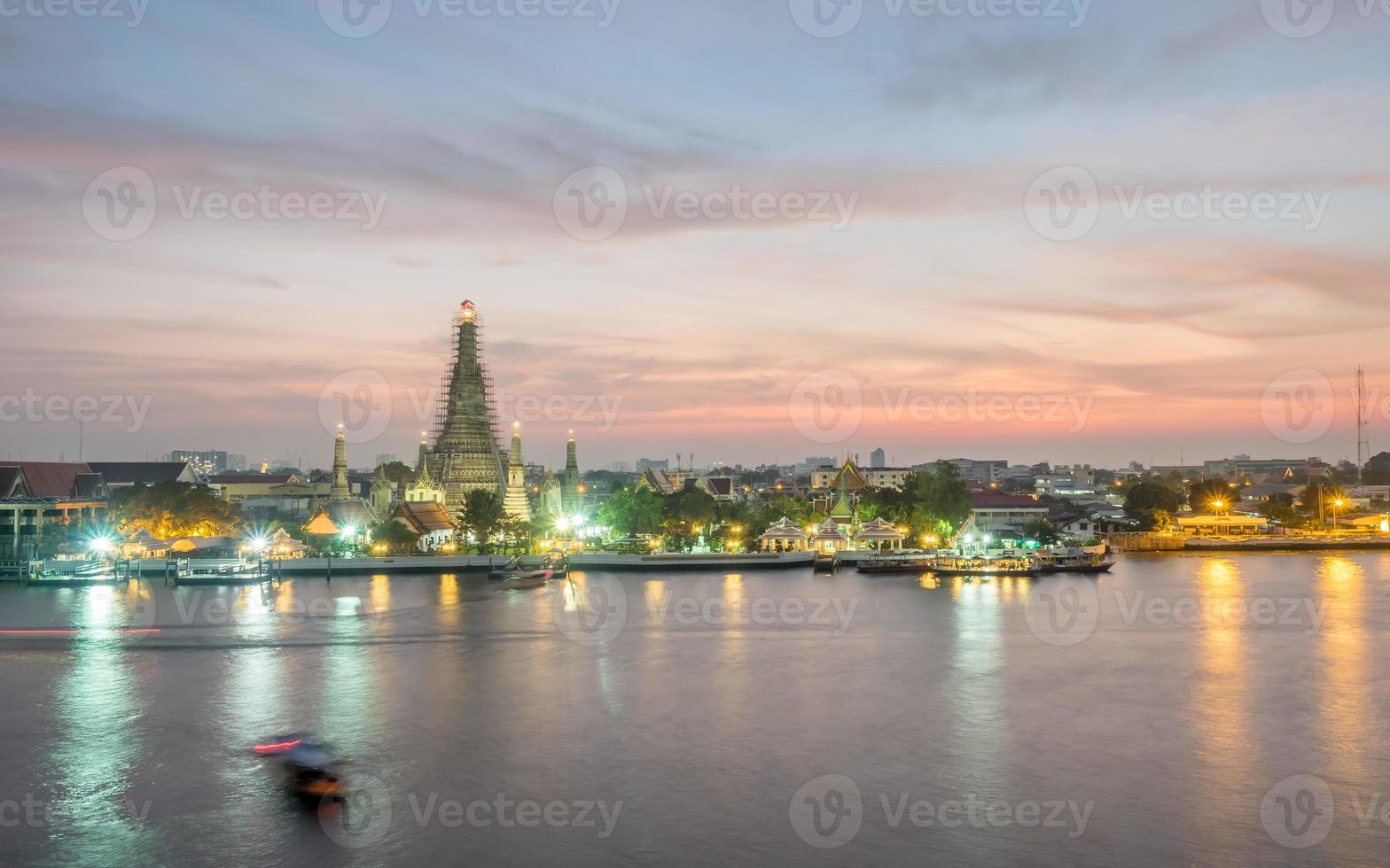 tempel van dageraad pagode onder schemering lucht foto