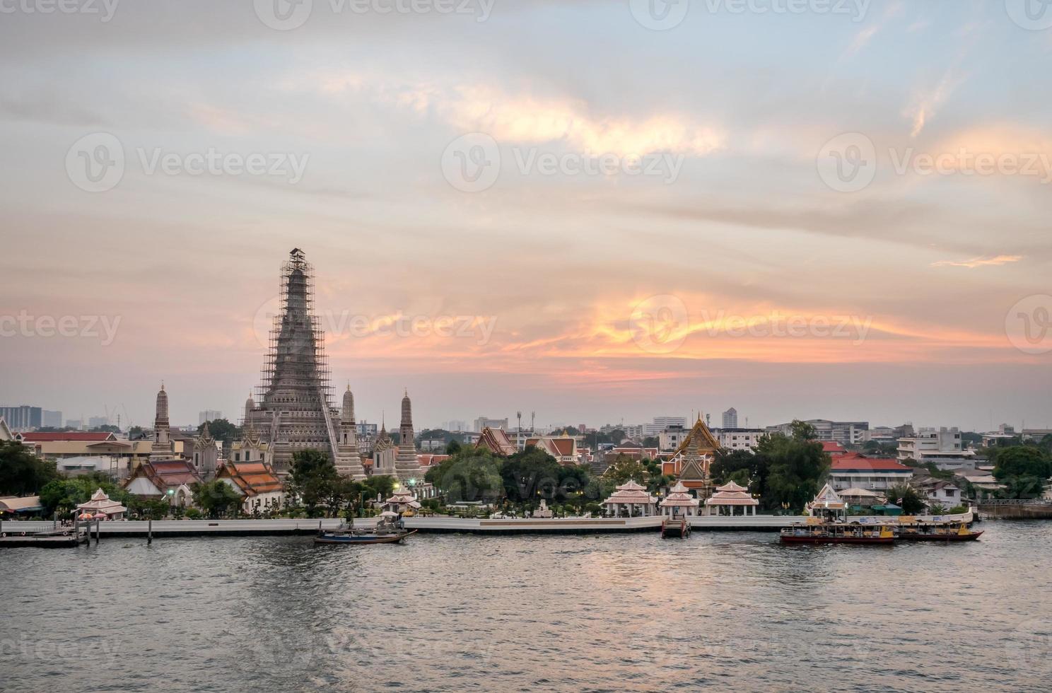 tempel van dageraad pagode onder schemering lucht foto