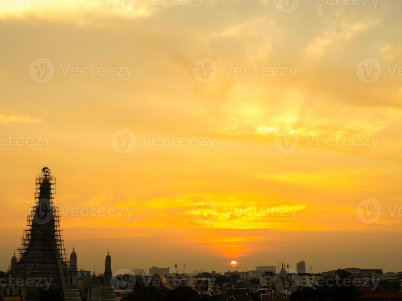 tempel van dageraad pagode onder schemering lucht foto