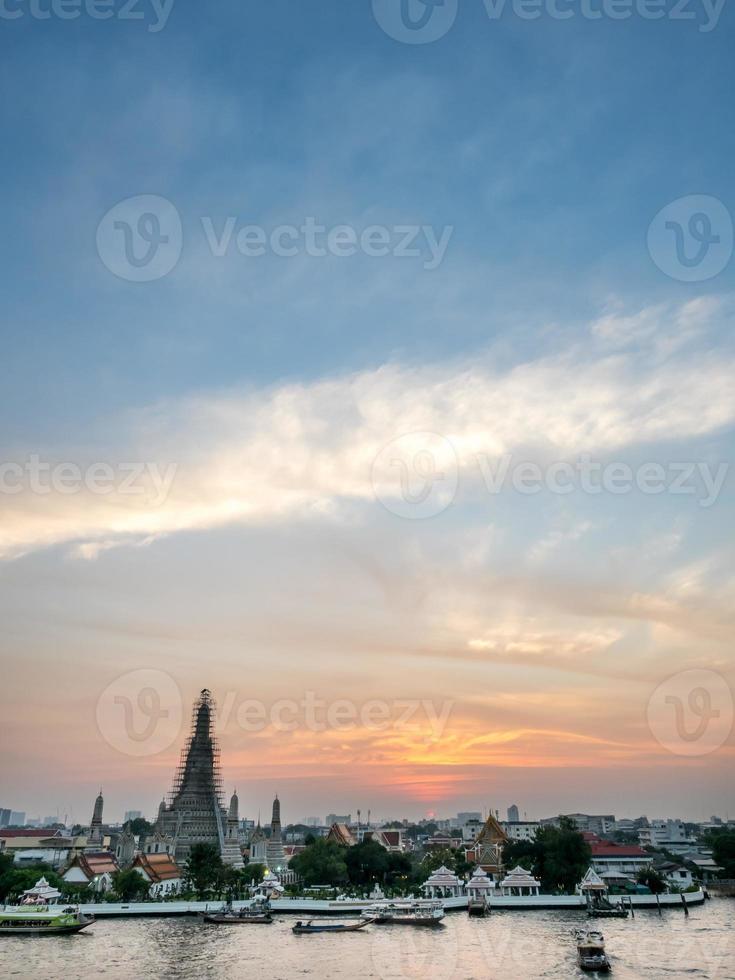 tempel van dageraad pagode onder schemering lucht foto