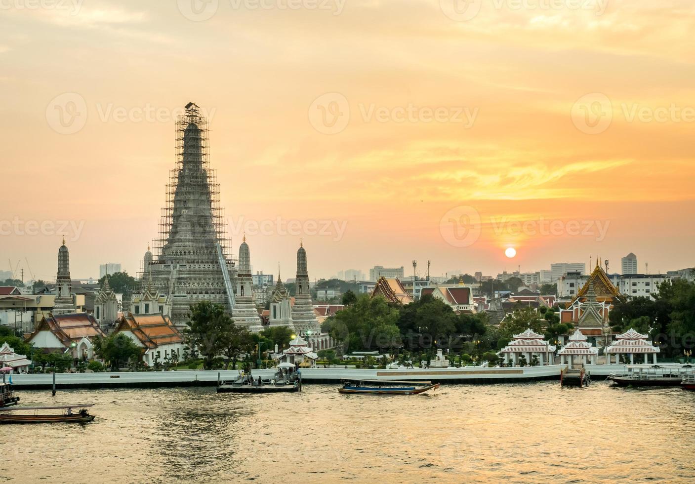 tempel van dageraad pagode onder schemering lucht foto