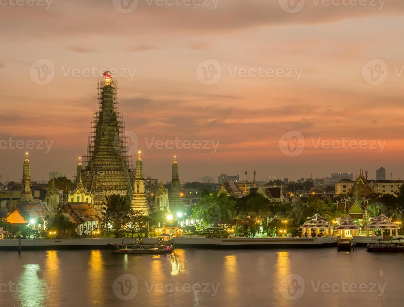 tempel van dageraad pagode onder schemering lucht foto