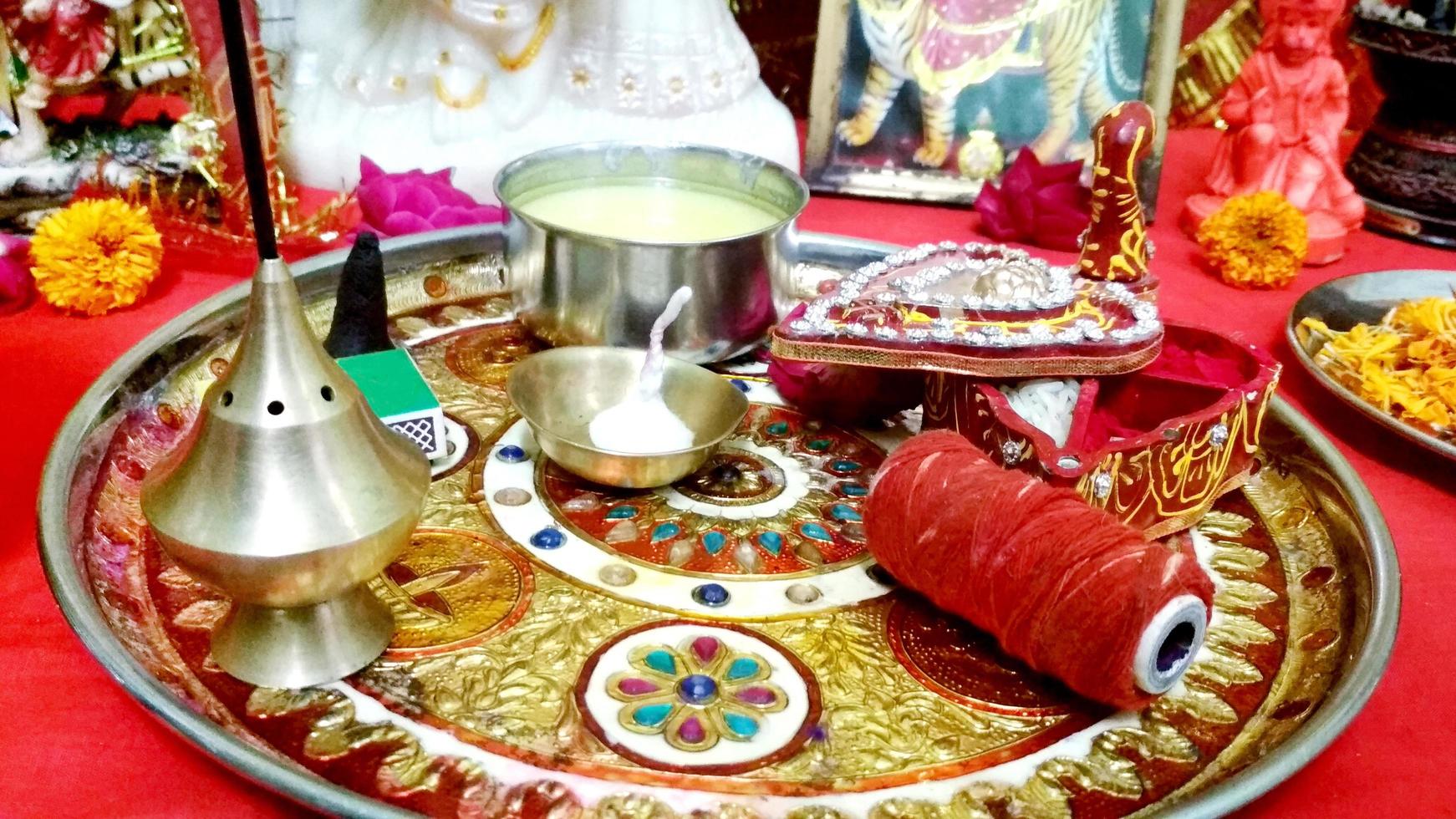 puja of pooja thali voor aanbidden god in Hindoe religie foto