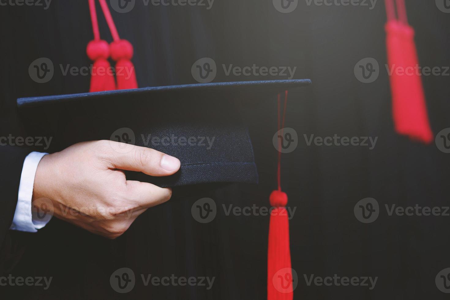 afstuderen, student houden hoeden in hand- gedurende aanvang succes afgestudeerden van de Universiteit, foto