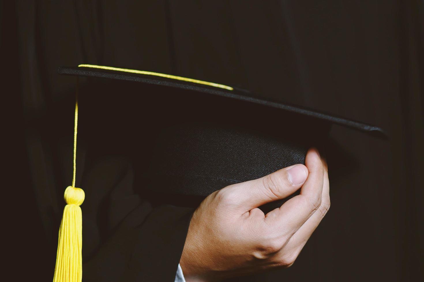 schot van afstuderen hoeden tijdens aanvang succes afgestudeerden van de universiteit, concept onderwijs felicitatie. diploma-uitreiking, feliciteerde de afgestudeerden op de universiteit. foto