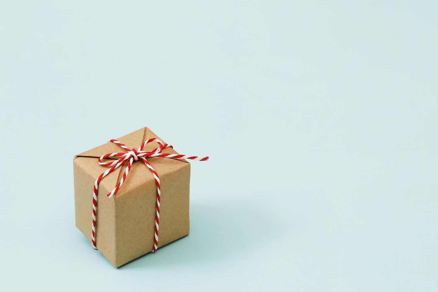 geschenk doos rood nieuw jaar Ingepakt Cadeau houder met lint Aan wijnoogst blauw achtergrond voor vakantie concept met kopiëren ruimte, top visie patroon. gelukkig nieuw jaar foto