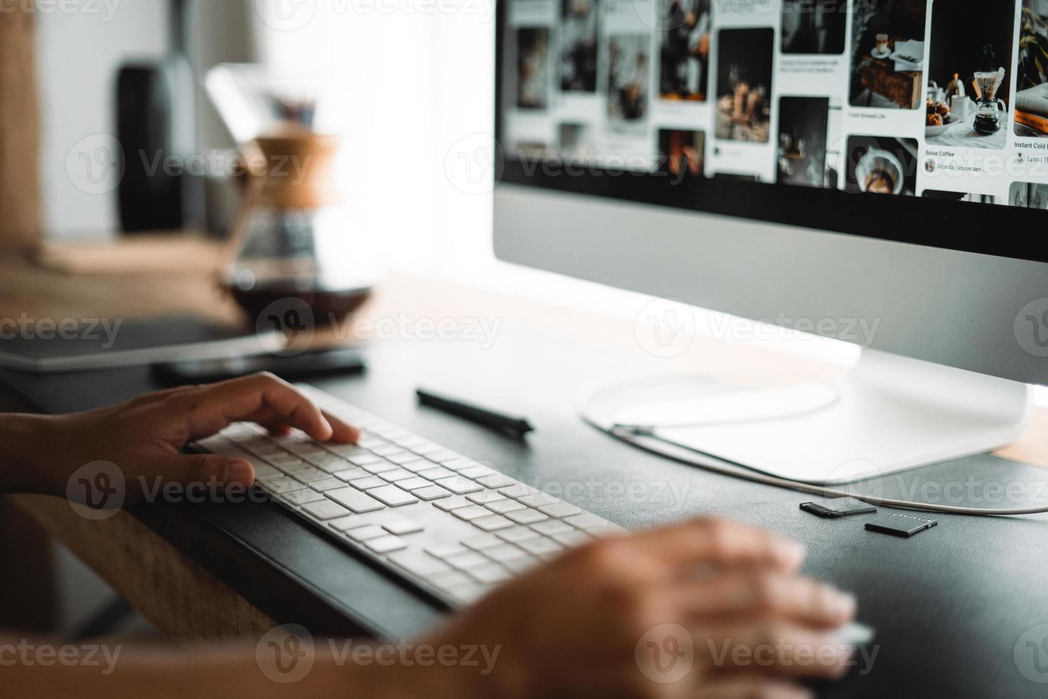 werken en vind informatie Aan computer foto