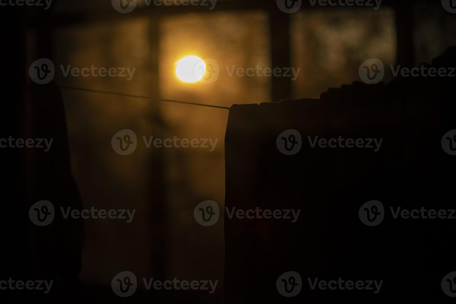 de zon schijnt door de venster in de ochtend. warm atmosfeer in de lucht. foto