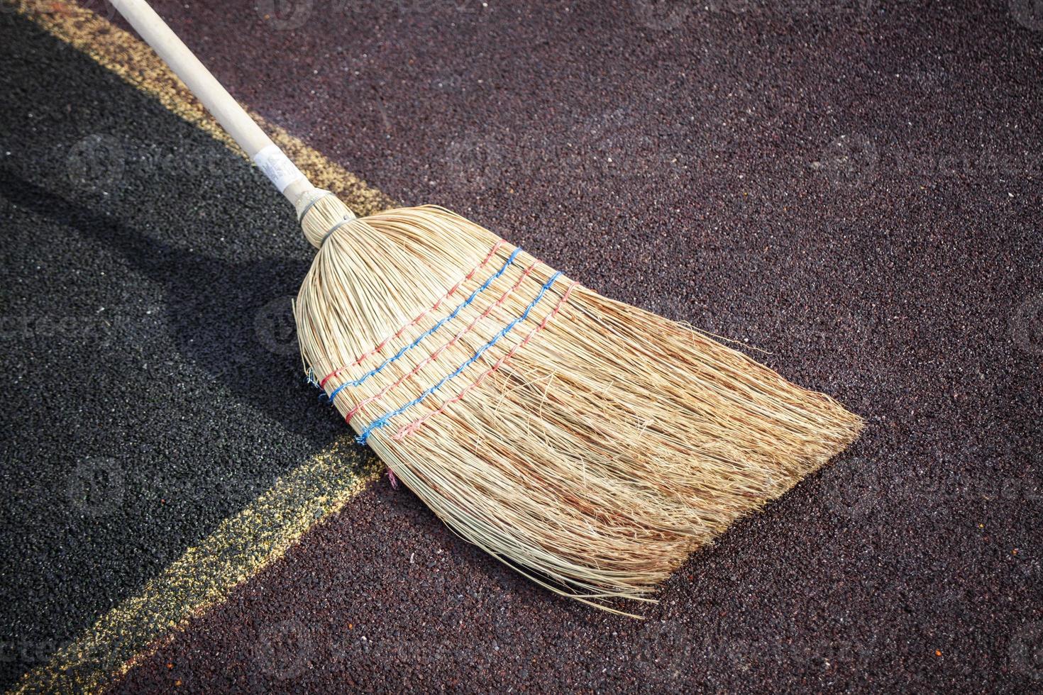 bezem voor schoonmaak. herstellen bestellen. schoonmaak Diensten. een oubollig tuin gereedschap voor vegen paden in de buurt een huis. foto