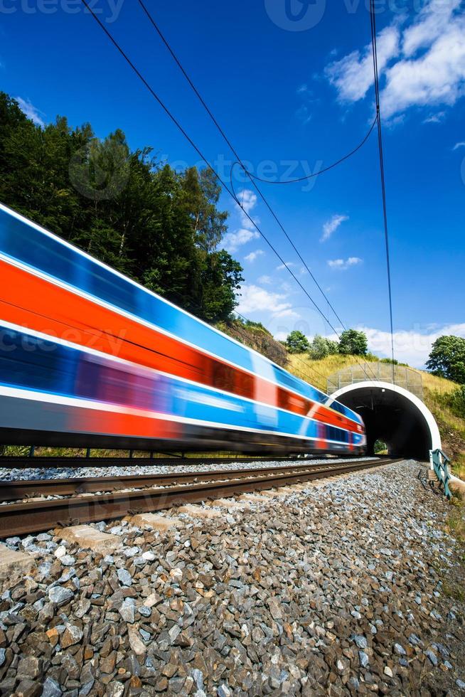 trein die door een tunnel gaat foto