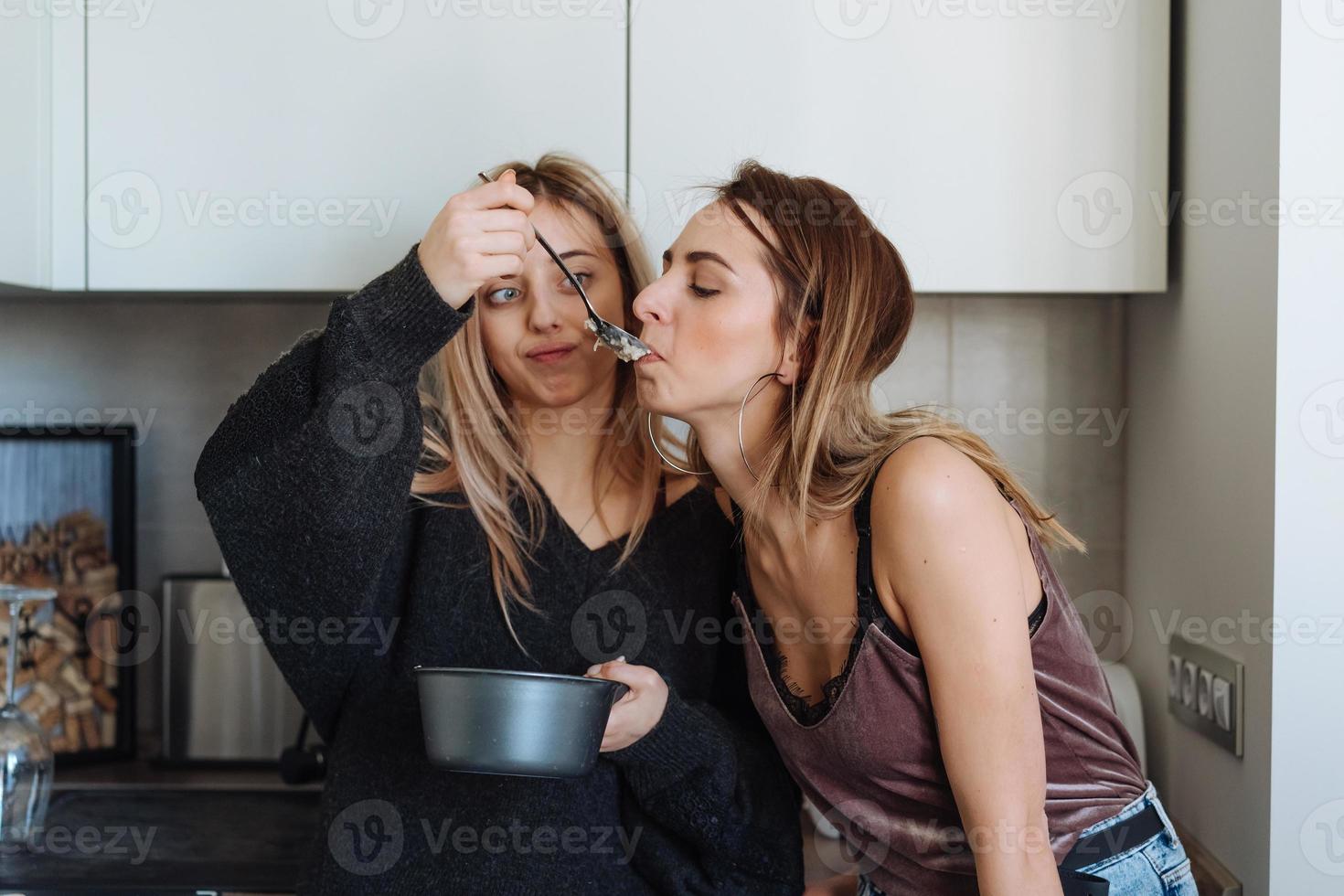 twee meisjes eten pap Bij huis foto