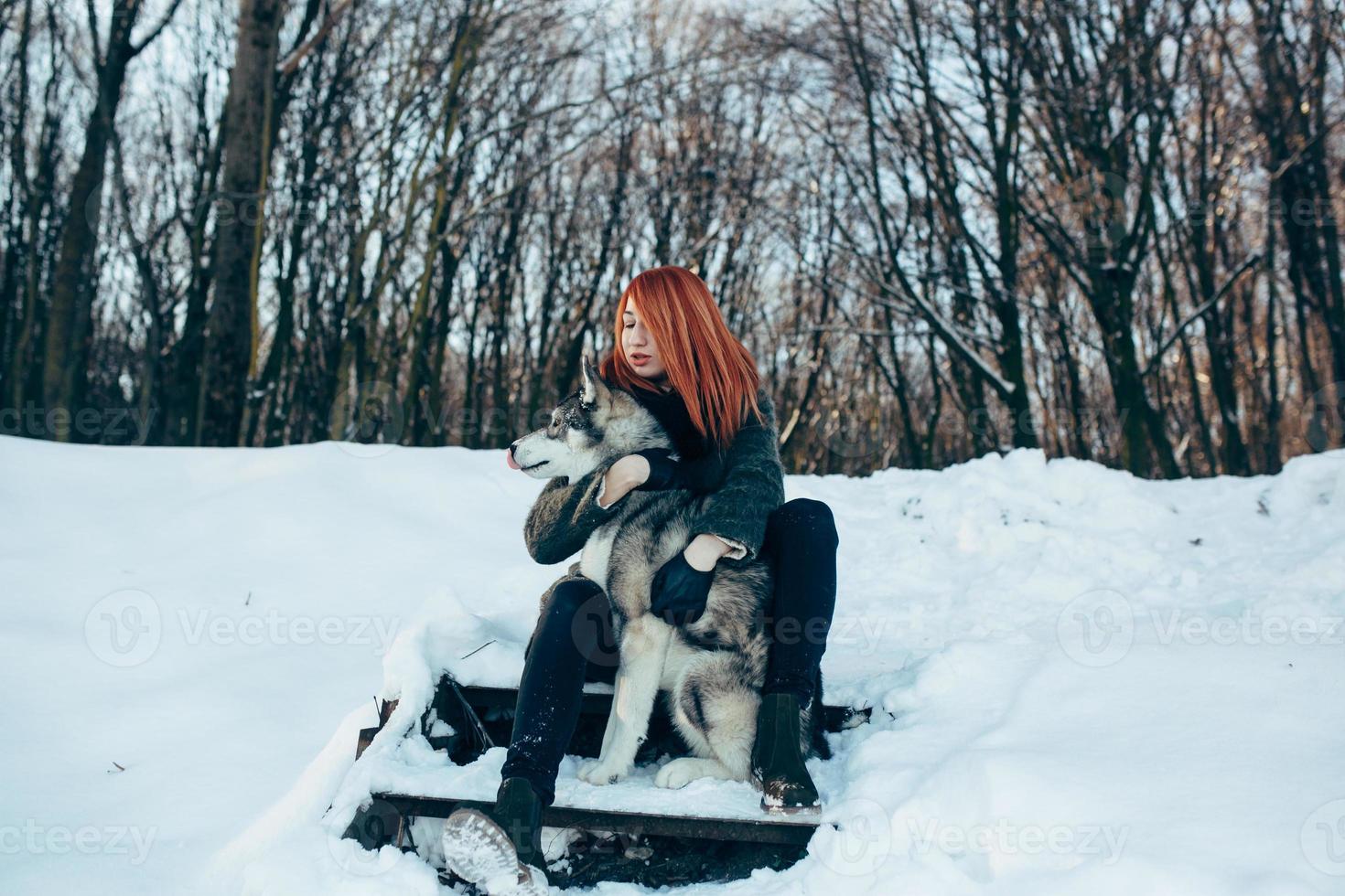 roodharig meisje met een hond foto