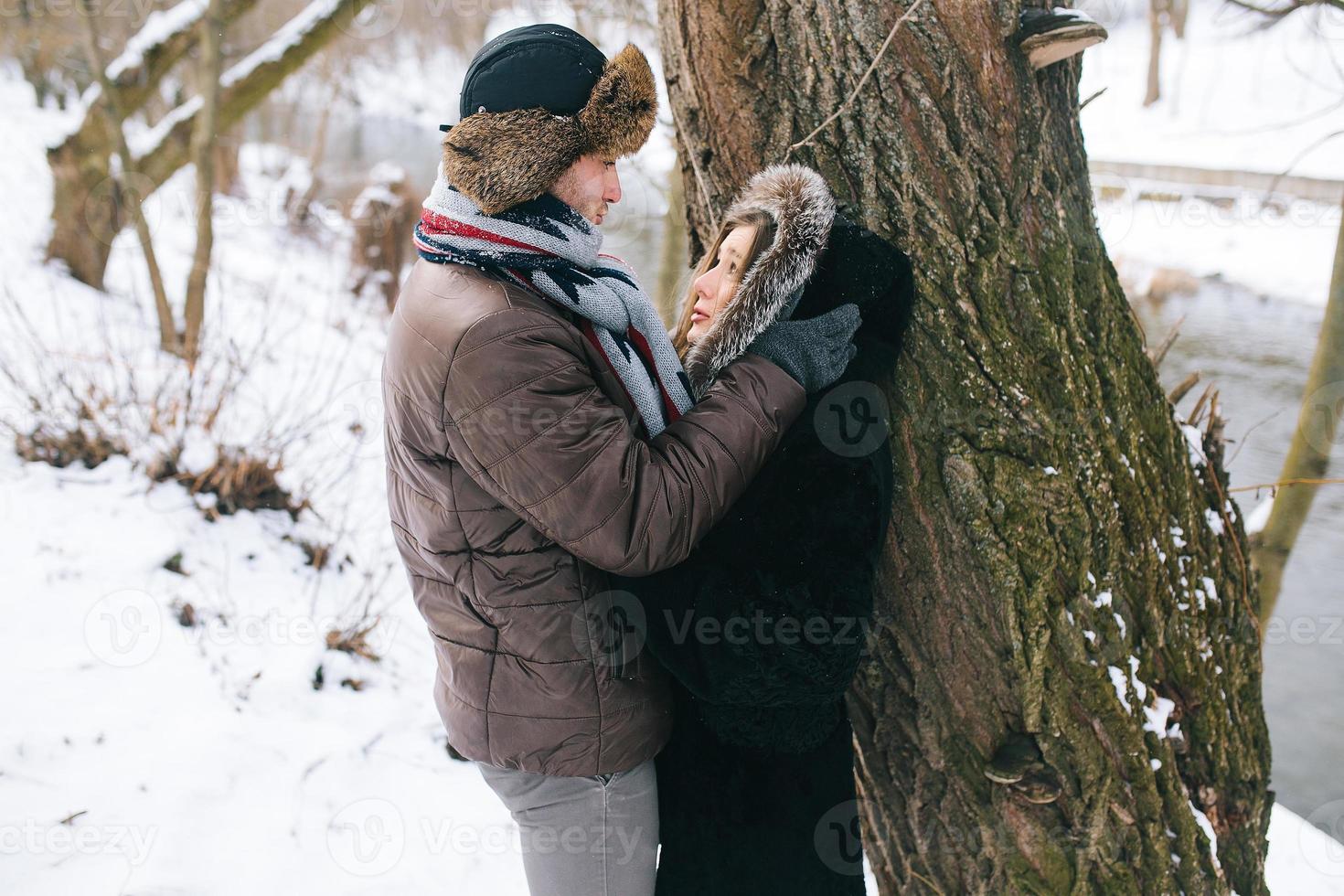 Mens en vrouw knuffelen, dichtbij visie foto