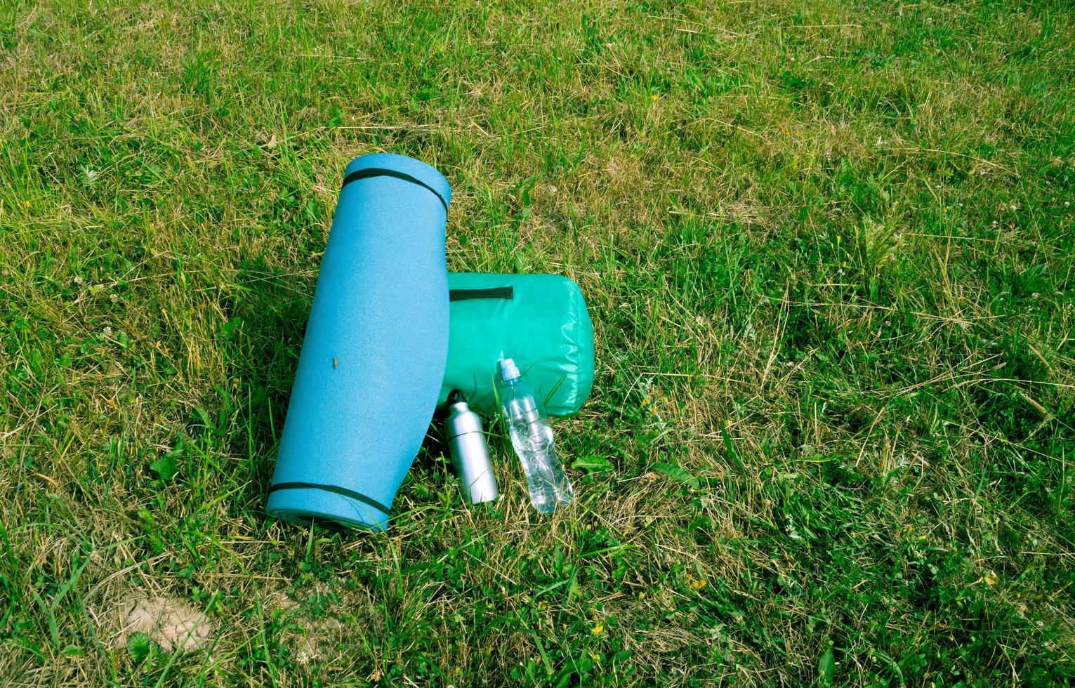 een toerist tent en een tapijt zijn aan het liegen in de opruimen. concepten van reizen en avontuur. achtergrond van natuur. foto