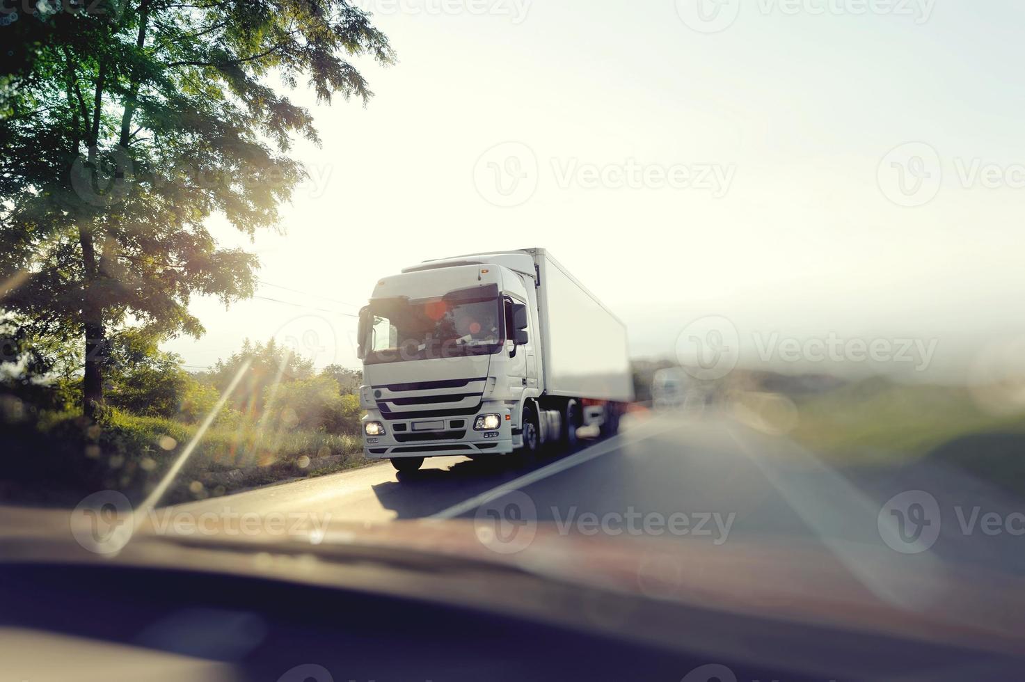 vrachtwagen op snelweg foto
