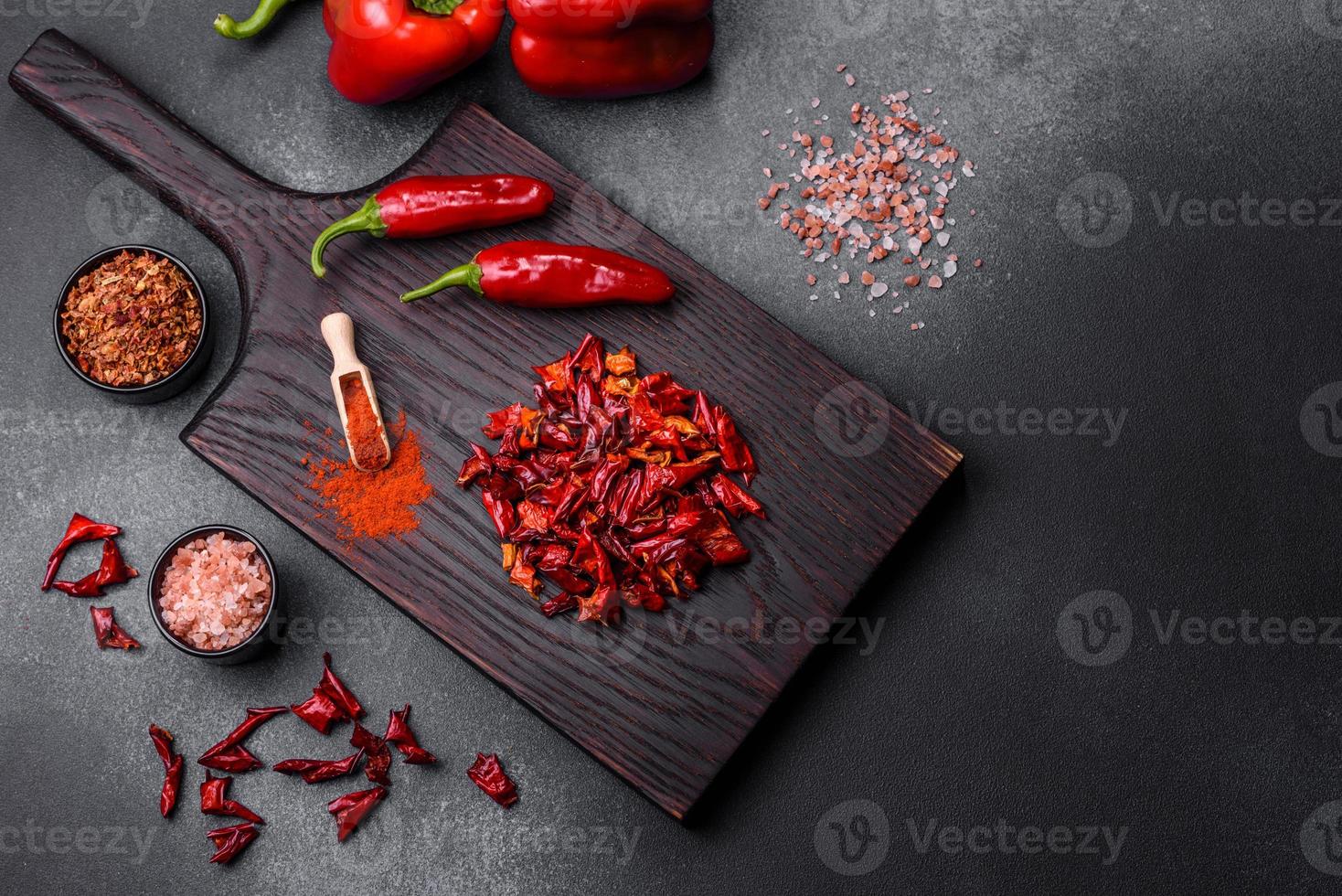 stukken van droog paprika, voorbereiding van poeder kruid voor divers gerechten foto