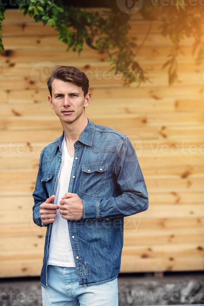 jong knap Mens in een denim overhemd foto