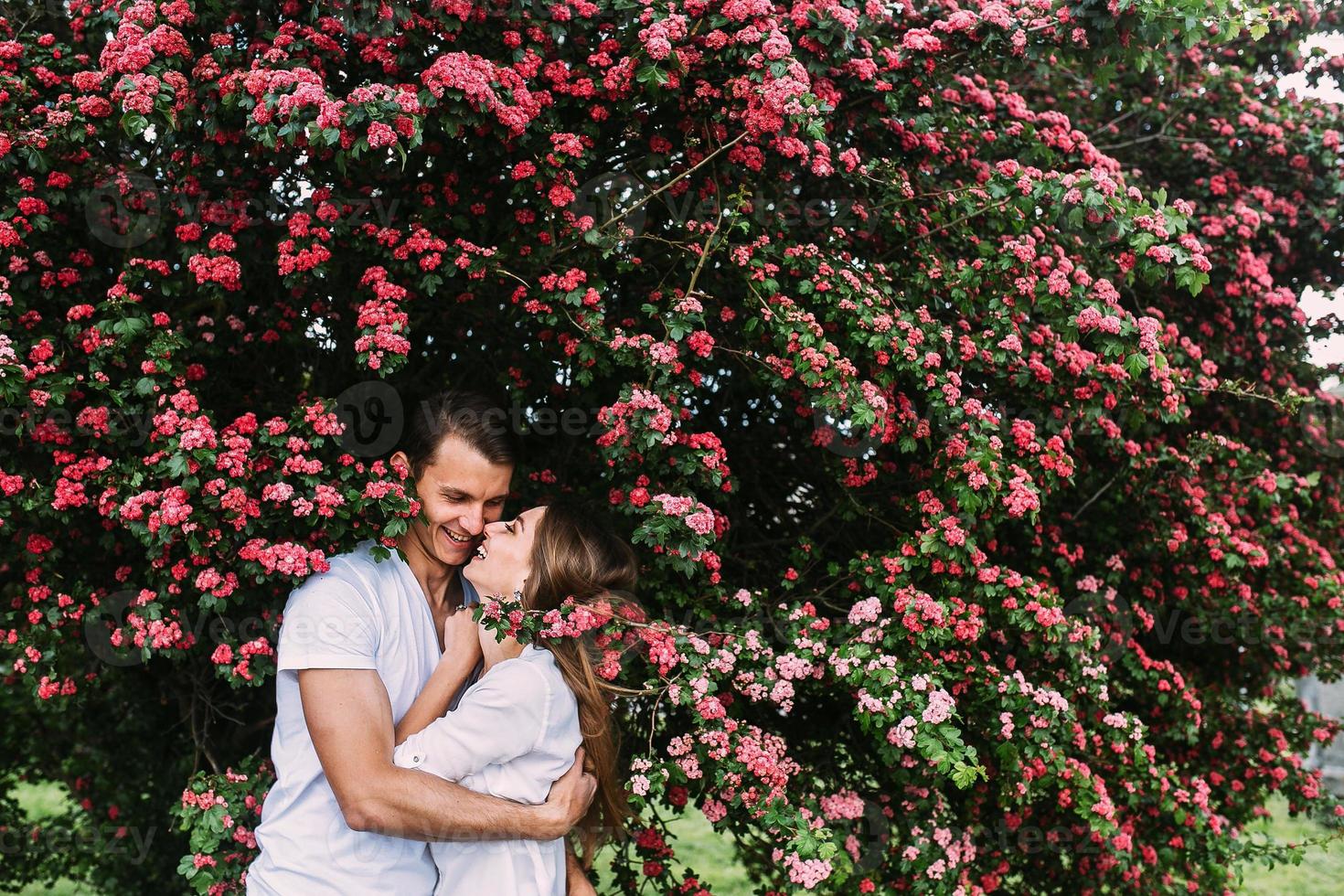 jong gelukkig paar in liefde buitenshuis foto