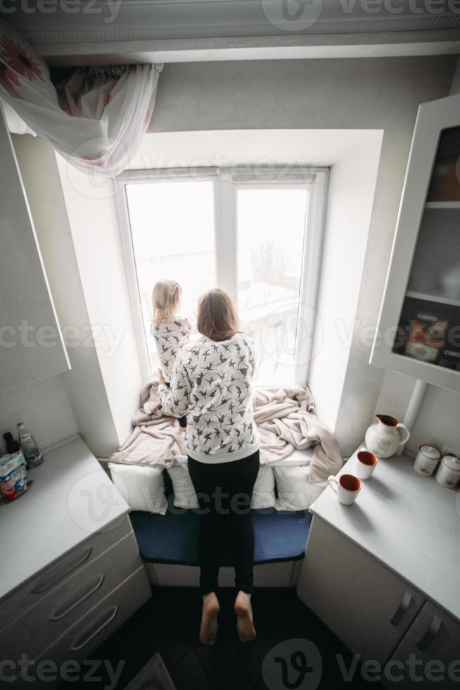 moeder en haar dochter meisje Speel in kinderen kamer foto