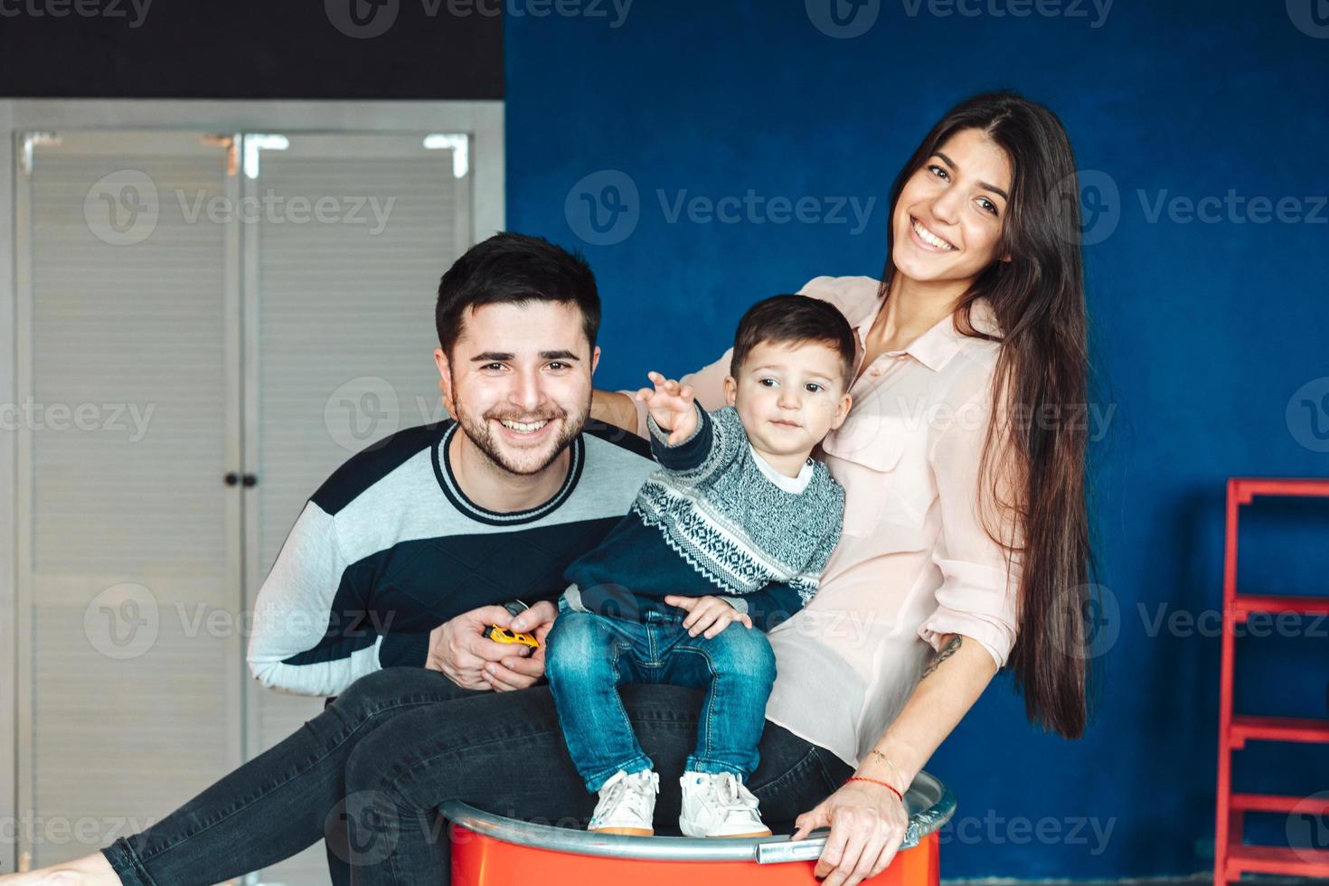 jong familie hebben pret Bij huis foto