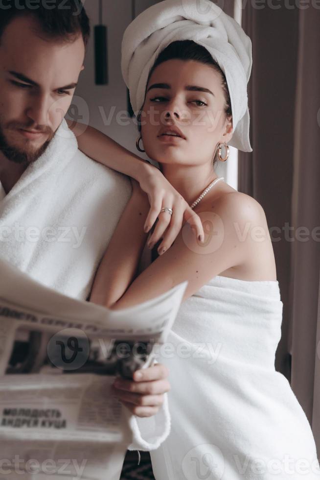vent in een wit jas en een meisje in een handdoek foto