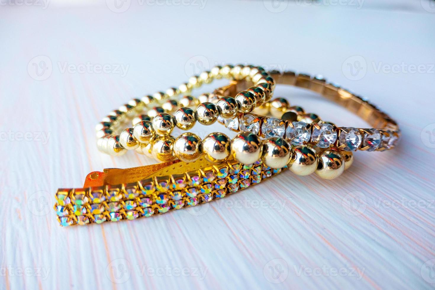 een veel van goud kostuum sieraden met verschillend materialen Aan een wit achtergrond foto