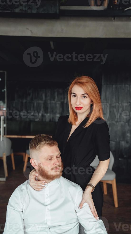 een jong vrouw en haar vriendje zijn poseren voor de camera binnenshuis. foto